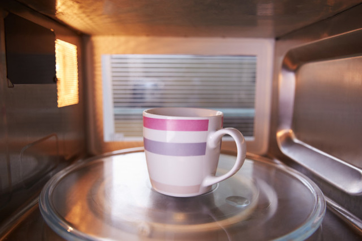 Hâm nóng tách cà phê bên trong lò vi sóng